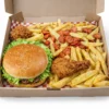 Box de comida con hamburguesa, papas fritas, pollo crispy y salchichas en caja de cartón fondo blanco