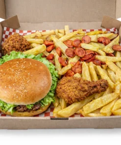 Box de comida con hamburguesa, papas fritas, pollo crispy y salchichas en caja de cartón fondo blanco