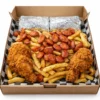 Caja de comida con papas fritas, pollo crispy, salchichas picadas y burrito en fondo blanco