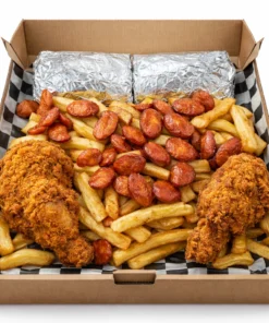Caja de comida con papas fritas, pollo crispy, salchichas picadas y burrito en fondo blanco