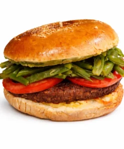 Hamburguesa Chacarero con carne a la parrilla, tomate fresco, porotos verdes y pan brioche sobre fondo blanco