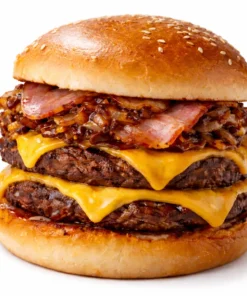 Hamburguesa doble con cheddar, tocino crocante y abundante cebolla caramelizada sobre fondo blanco