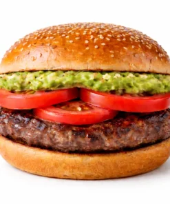 Hamburguesa La Italiana con palta molida sutil, tomate en rodajas y carne de vacuno sobre fondo blanco