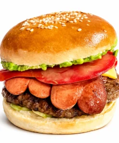 Hamburguesa gourmet con salchicha laminada, palta molida, tomate fresco, queso cheddar y carne en fondo blanco