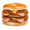 Hamburguesa Monster Burger con doble carne, doble bacon, queso cheddar y abundante cebolla caramelizada sobre fondo blanco