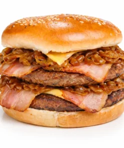 Hamburguesa Monster Burger con doble carne, doble bacon, queso cheddar y abundante cebolla caramelizada sobre fondo blanco